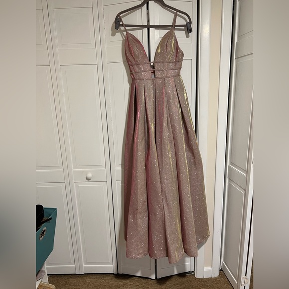 Mac Duggal pleated pink metallic shimmery evening gown - Picture 6 of 9